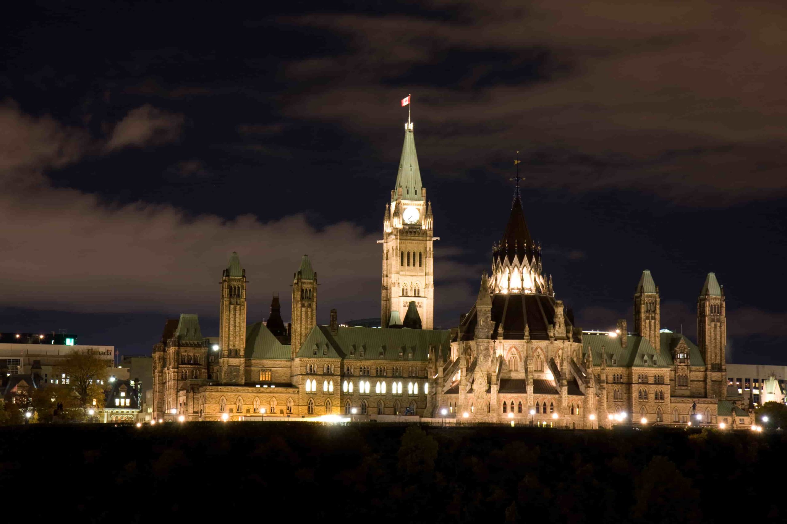 Ottawa_-_On_-_Parliament_Buildings_National_Historic_Site_of_Canada_-_Night